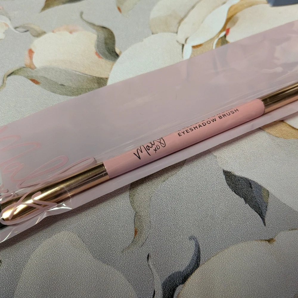 Mally Beauty Dual-Use Eyeshadow Brush - Pink‎